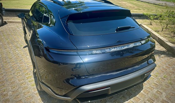 8202 Porsche Taycan 4S Exterior105