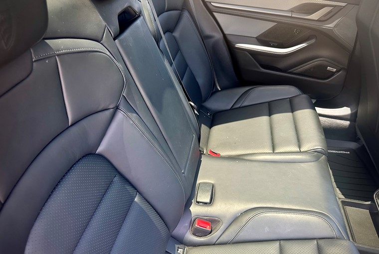 8202 Porsche Taycan 4S Interior211