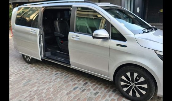 22 Mercedes Eqv300 Sport6