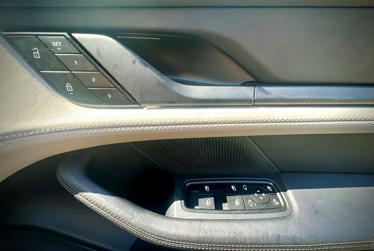 0498 Porsche Taycan 4S Interior215