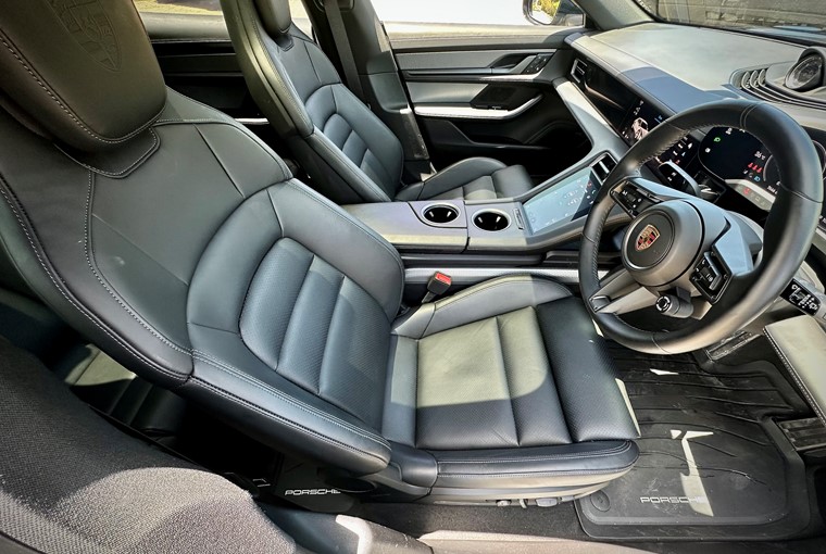 8202 Porsche Taycan 4S Interior206