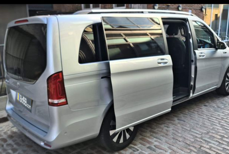 22 Mercedes Eqv300 Sport1
