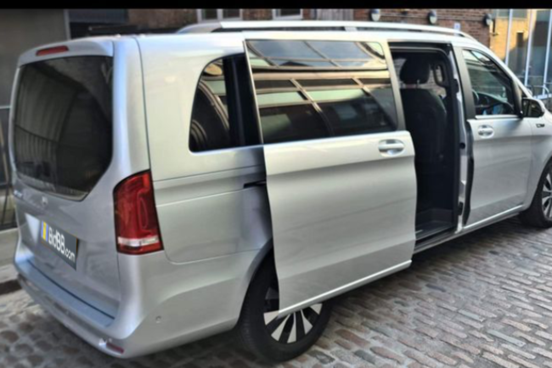 22 Mercedes Eqv300 Sport1