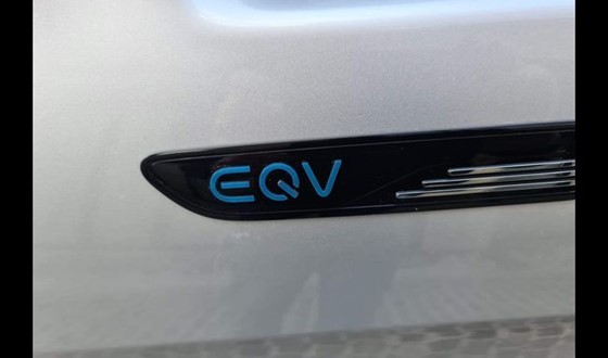 22 Mercedes Eqv300 Sport2
