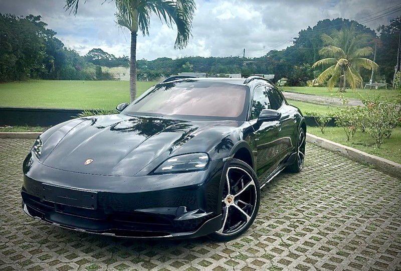 8202 Porsche Taycan 4S Exterior100